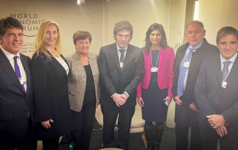 El presidente, Javier Milei, mantuvo un encuentro en Davos con la directora Ejecutiva del Fondo Monetario Internacional, Kristalina Georgieva, y la primera Subdirectora Gerente del Organismo, Gita Gopinath. (@OPRArgentina)