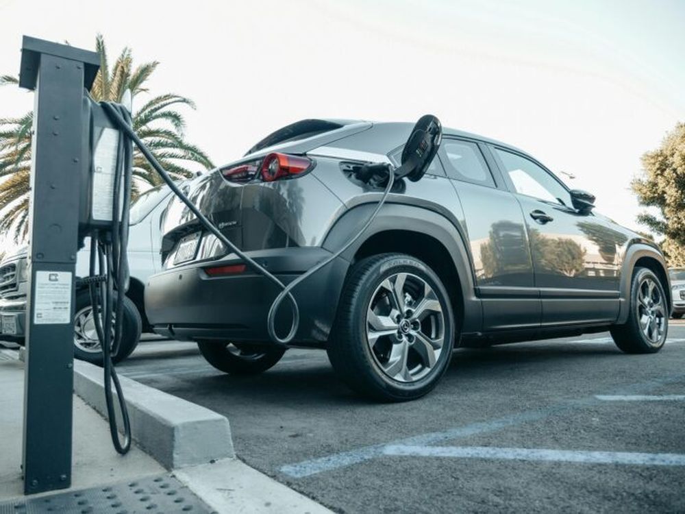 Los autos eléctricos en la mira. (Kindel Media / pexels.com)
