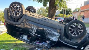 Así quedó el Jeep Renegade que atropelló a la mujer y a su hija de 11 meses. - Redes -