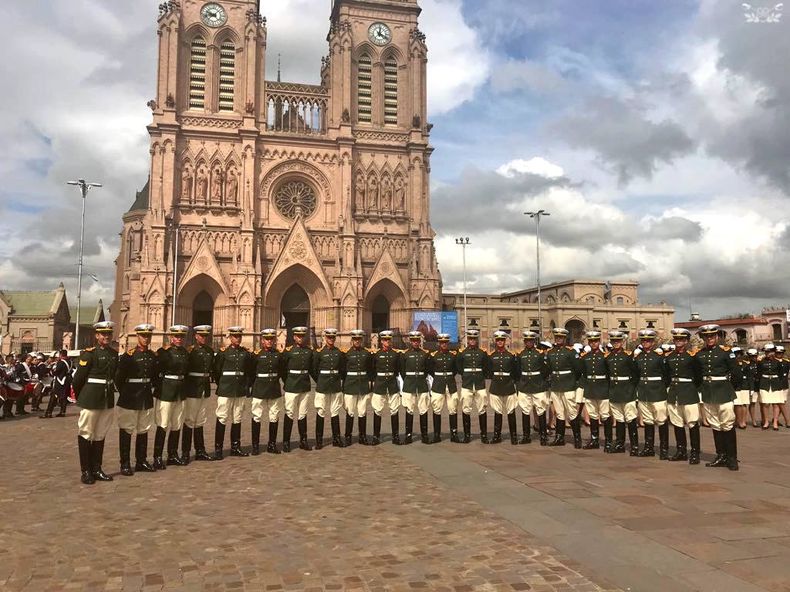 Cadetes de la Fuerza frente a la Basílica de Luján.