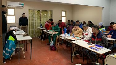 Privados de libertad realizando estudios universitarios en un penal.
