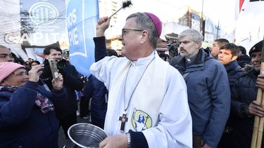 El arzobispo García Cuerva bendijo a los fieles en San Cayetano.
