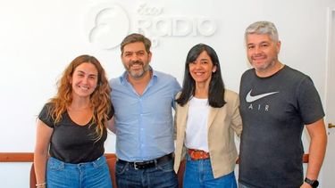 Bianco, junto a los necochenses Jimena López, Andrea Cáceres y Mauro Velázquez. (Ecos Diarios)