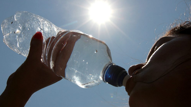 Ante una ola de calor, se debe tomar agua aunque no se tenga sed.