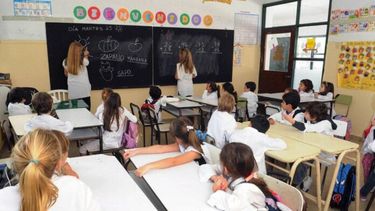 Docentes en una clase en la provincia. (Archivo DIB)