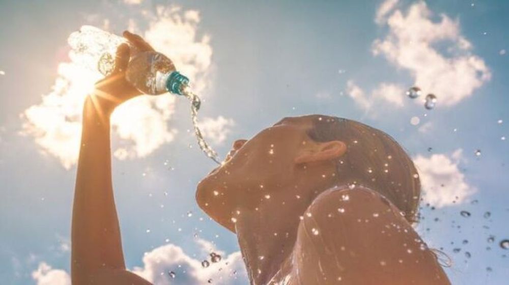 Recomiendan aumentar el consumo de agua sin esperar a tener sed para mantener una correcta hidratación.