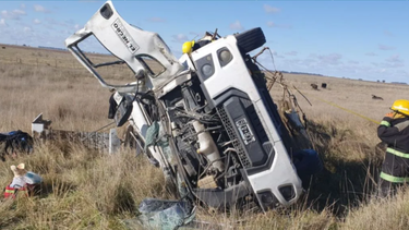 Así quedó el camión volcado en la ruta 51. (Diario El Orden)