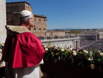 El papa León XIV ante la Plaza San Pedro repleta de fieles. El papa León XIV ante la Plaza San Pedro repleta de fieles.