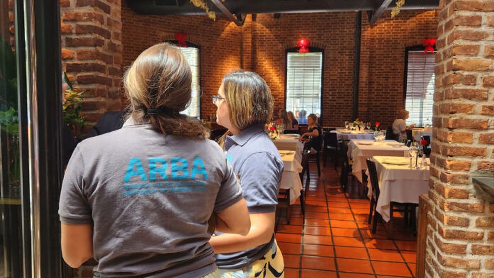 Agentes de ARBA en un local gastronómico.