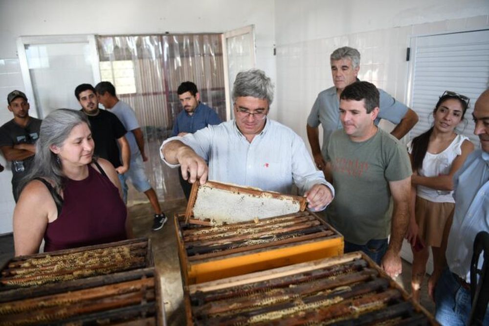 Carla Seain y el ministro Javier Rodríguez junto a apicultores de Tapalqué. (Prensa MDA)