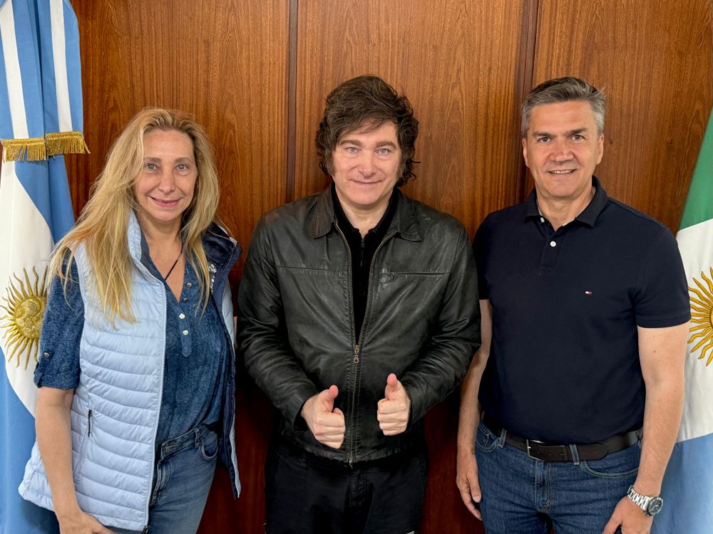 El presidente Javier Milei flanqueado por su hermana Karina y el gobernador Leandro Zdero.&nbsp;