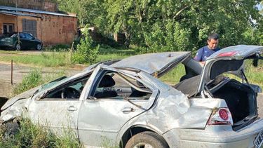El Volkswagen Bora tras el trágico vuelco. (La Mañana)