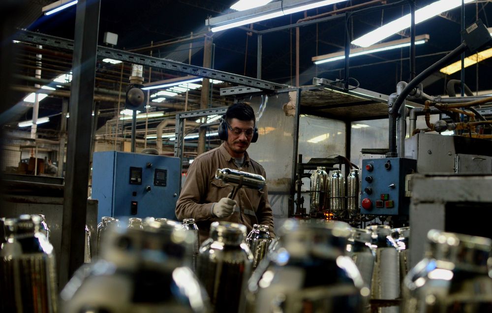 Un operario en una fábrica de termos.&nbsp;