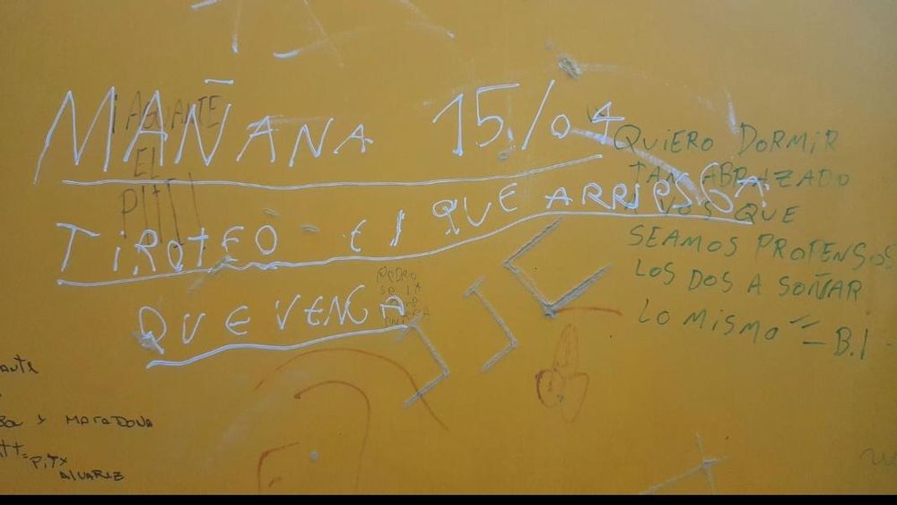 La inscripción hallada en un colegio de Villa Elisa.