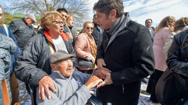 El gobernador Axel Kicillof junto a adultos mayores.