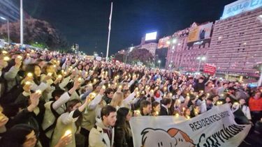 La movilización al Obelisco que realizaron los residentes del Garrahan con velas y corazones violetas.