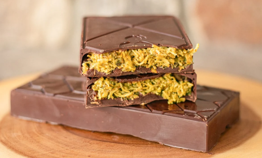 El chocolate Dubái respeta la fórmula a base de cacao y tiene un relleno de crema de pistacho e hilos de masa kadaifi, que le aportan una textura crujiente única.