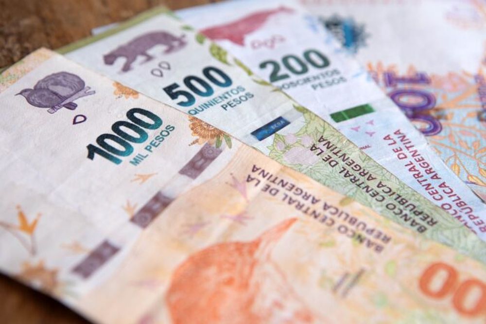 Imagen de billetes de pesos argentinos de distinta denominación. (Xinhua)