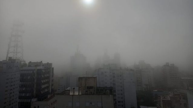 La densa niebla en la ciudad de La Plata. (DIB) La densa niebla en la ciudad de La Plata. (DIB)