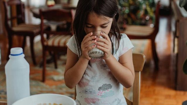 Una niña desayunando. (Ketut Subiyanto / Pexels.com)