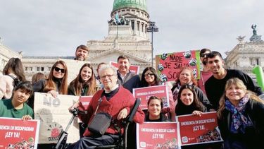 Fuerte reclamo de personas con discapacidad y sus familias frente el Congreso de la Nación.