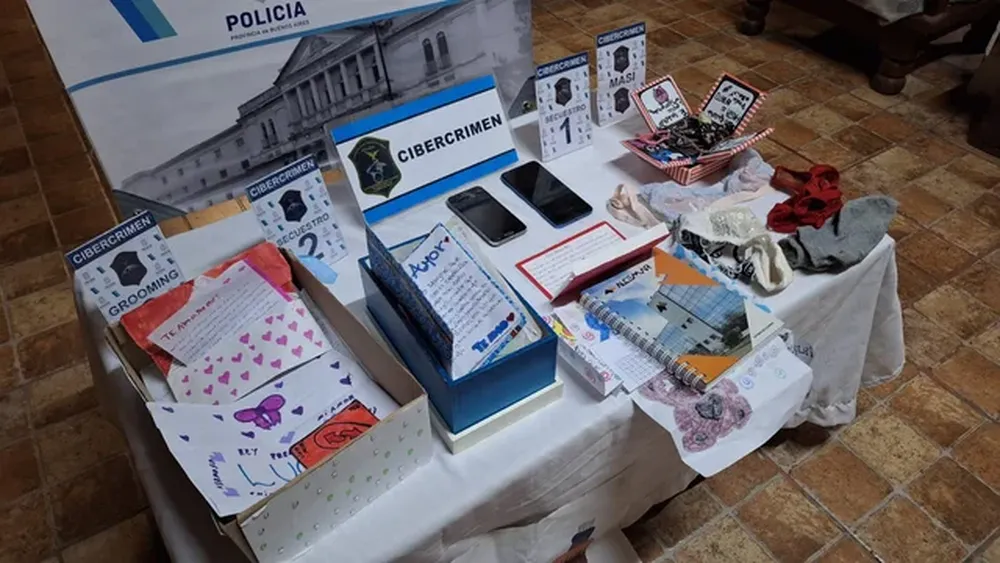 Elementos secuestrados en el domicilio del presunto abusador. (Policía bonaerense)