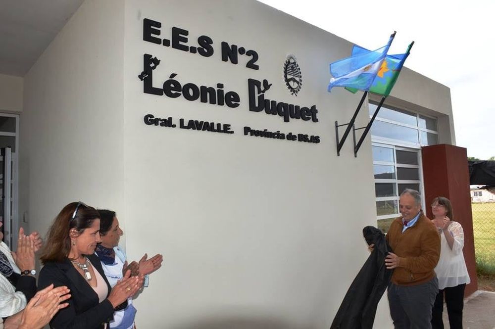La escuela de la localidad de Pavón que lleva el nombre de la monja francesa desaparecida.