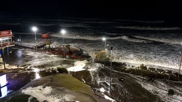 El mar embravecido se tragó la costanera en Monte Hermoso.