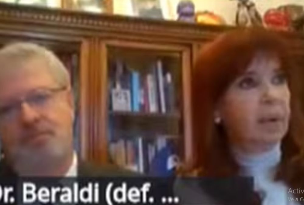 Cristina Fernández junto a su abogado, en la primera audiencia del juicio en la causa Cuadernos.