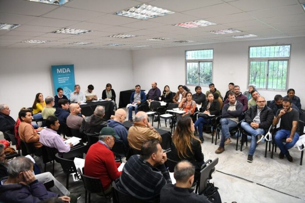 El ministro Javier Rodríguez en la 5ª Mesa Provincial de Mercados Mayoristas Frutihortícolas. (Prensa MDA)