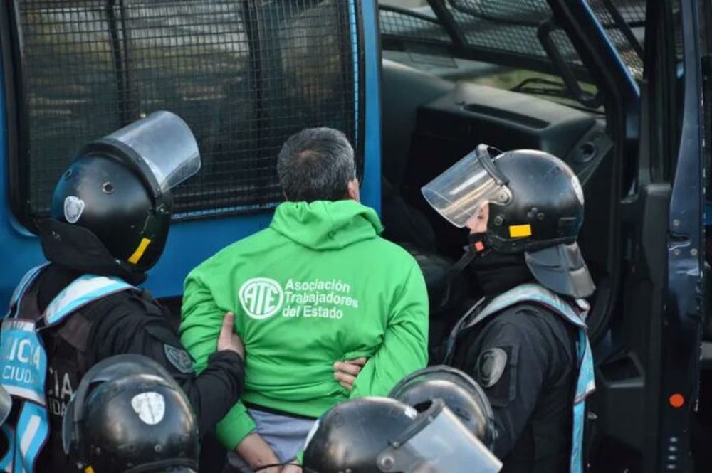 Tras una nueva ola de despidos en el Estado, ATE protestó en la puerta del INTI y hay dos detenidos. (Twitter/@MercedesCabezas)