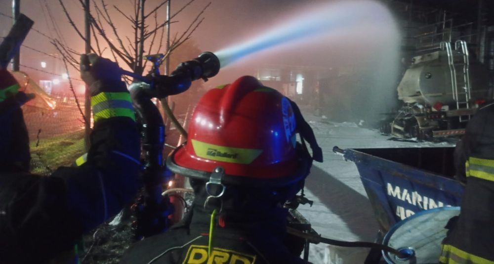 Varias dotaciones lucharon contra el incendio en el Parque Industrial Pilar.