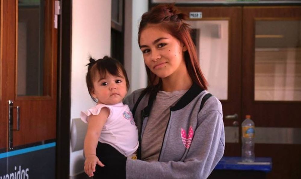 Amely, que cumplió un año el 15 de febrero, con Saira, su mamá.