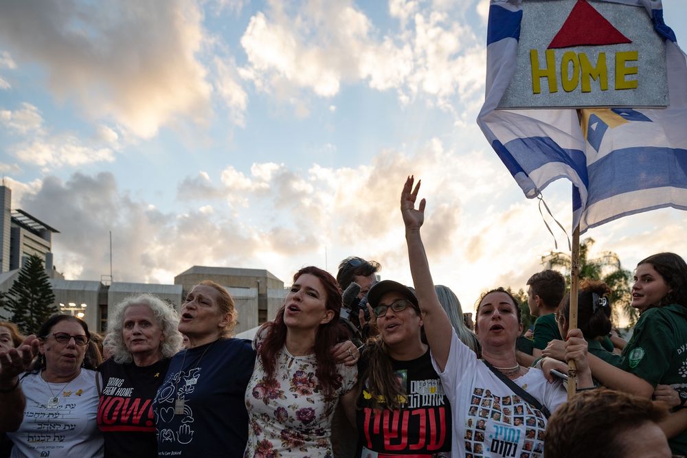 Israelíes festejan tras el anuncio de un alto el fuego en Gaza. (Agencia Xinhua)