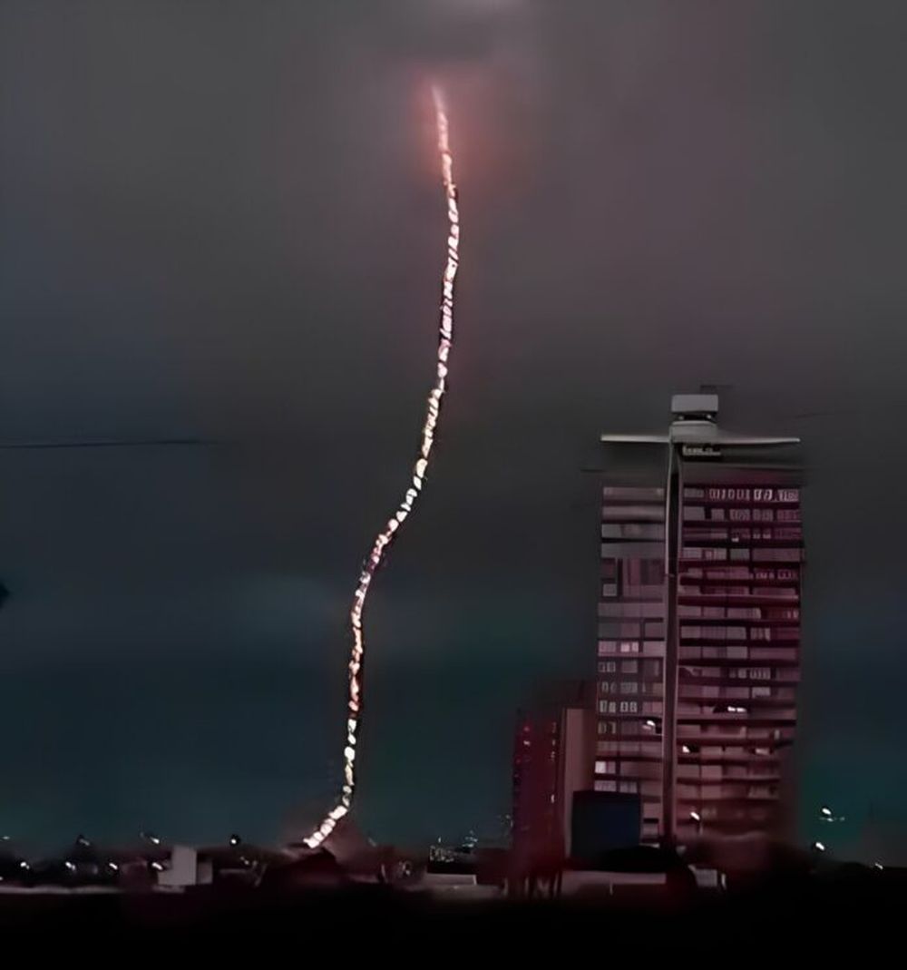 El rayo que “cae” sobre una vivienda en Miramar. (Captura de video)