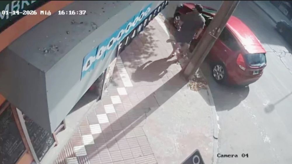 El momento en el que el delincuente procede a robarse el coche que había quedado estacionado en marcha. (Imagen de cámara de seguridad) El momento en el que el delincuente procede a robarse el coche que había quedado estacionado en marcha. (Imagen de cámara de seguridad)