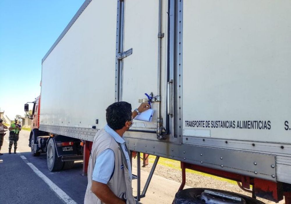 Un control en el transporte de cargas.