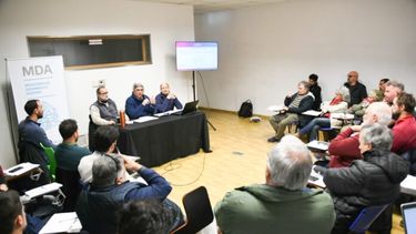 El ministro Javier Rodríguez en la Mesa Apícola Bonaerense. (Prensa MDA)