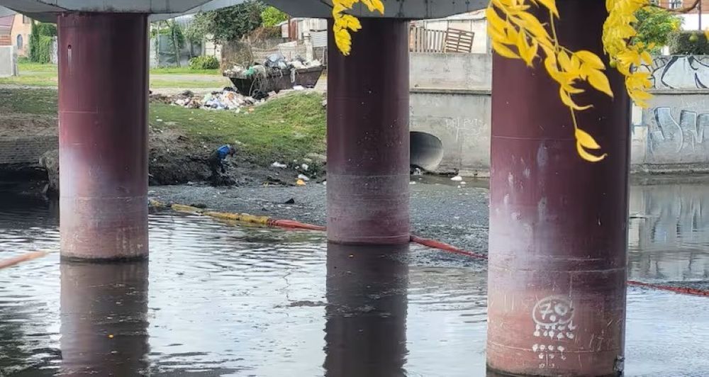 El arroyo El Gato, en la cuenca del Río de la Plata, contaminado.