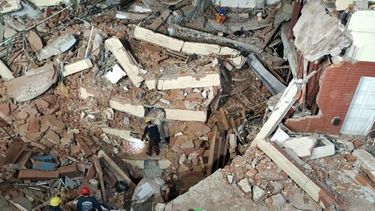 El trabajo de remoción de escombros en las ruinas del Dubrovnik se mantuvo durante toda la noche. (Minuto G)