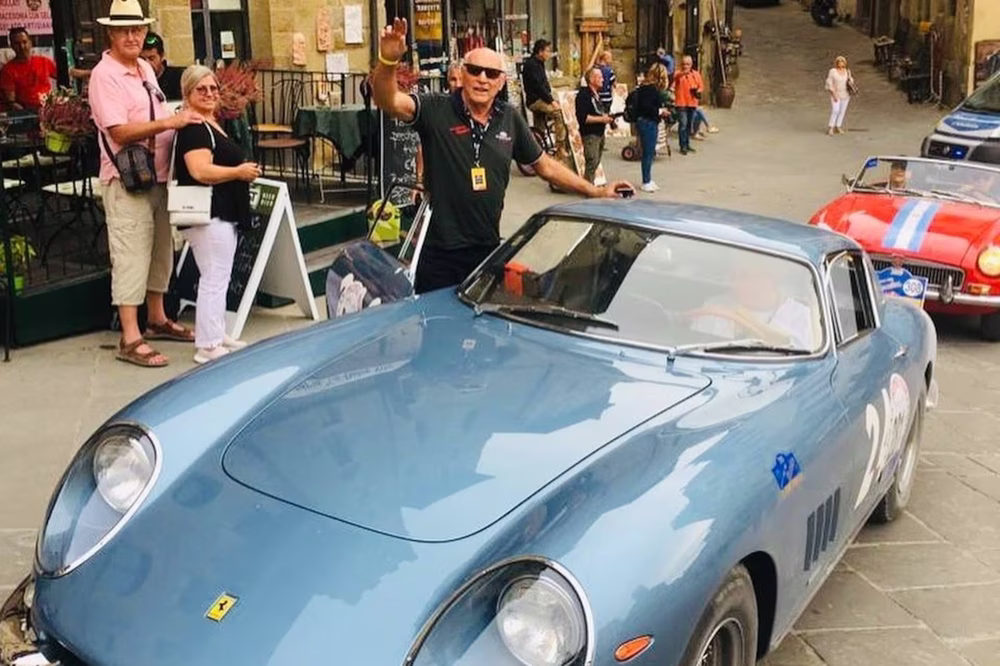 Eduardo Kovalivker con su Ferrari 275 GTB del año 1964, modelo histórico que compitió en carreras de montaña en Europa