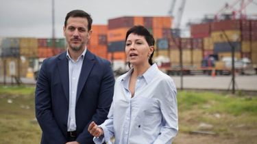 Los jefes comunales de Lanús, Julián Álvarez, y de Quilmes, Mayra Mendoza.