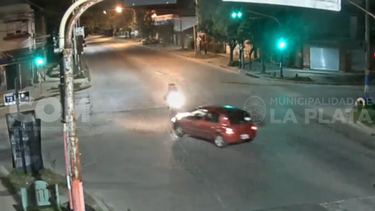 Segundos antes de la colisión, en la intersección de las calles 122 y 72 de La Plata. (Imagen de cámaras de seguridad)