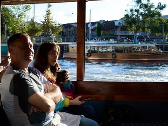 Turistas realizando un recorrido por un río, en Tigre. (Xinhua/Meng Dingbo)