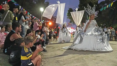Los desfiles animaron la noche de Necochea.