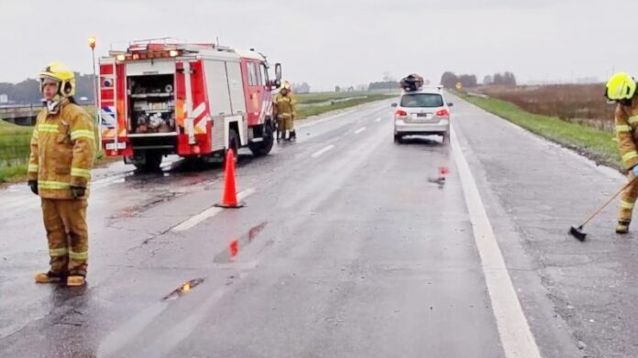 Bomberos realizaron tareas de rescate y limpieza en el lugar del choque.