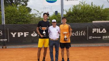 Lorenzo Rodríguez junto con el otro finalista Alex Barrena y el presidente de la subcomisión de tenis del Club de Remo de Azul Gonzalo Vidal. (VERÓNICA ALBELO)
