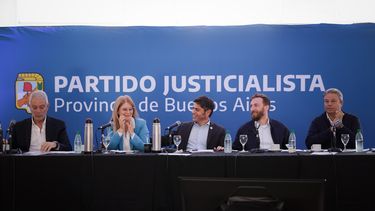 Alak, Magario, Kicillof, Otermín y Cascallares en la sede del PJ.&nbsp;