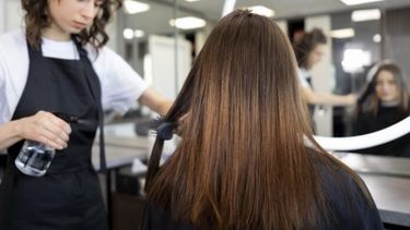 Una trabajadora en una peluquería.