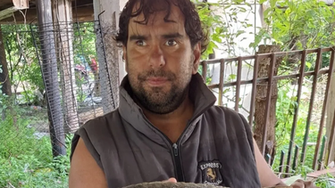 El pescador Adrián Delgado, de Bernal, con el esturión que capturó el fin de semana en el Río de la Plata.  (X)